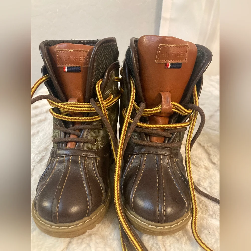 Vintage Tommy Hilfiger Brown Leather Duck Boots with Tan Accents- Size 8 Toddler